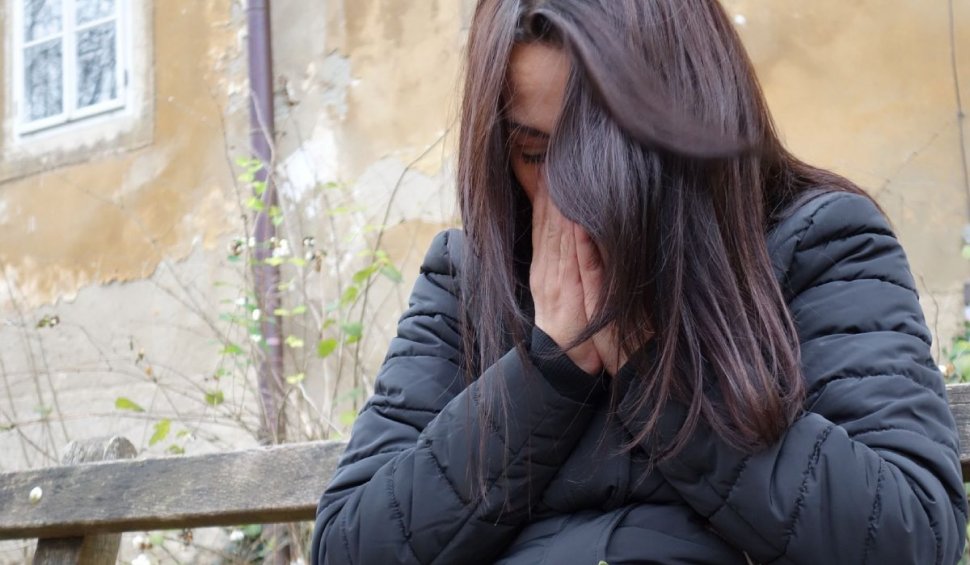 O fată din Oradea, găsită cu ochii în lacrimi pe o bancă din oraş, trăia o dramă după moartea mamei sale