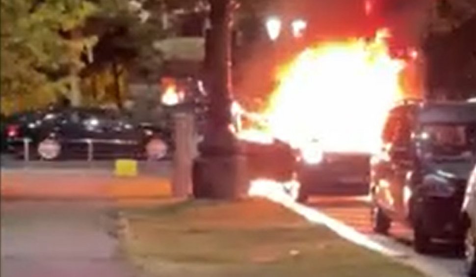 O maşină a luat foc pe Splaiul Independenţei din Capitală