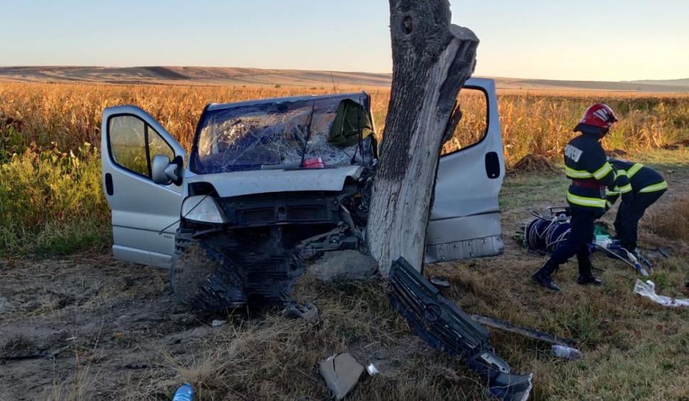 Microbuz cu muncitori distrus într-un copac, accident grav în zona Pădurea Sarului din Olt 724531