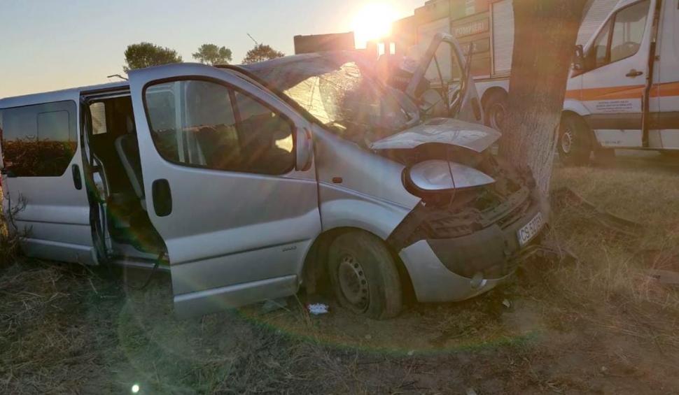 Microbuz cu muncitori distrus într-un copac, accident grav în zona Pădurea Sarului din Olt 724534