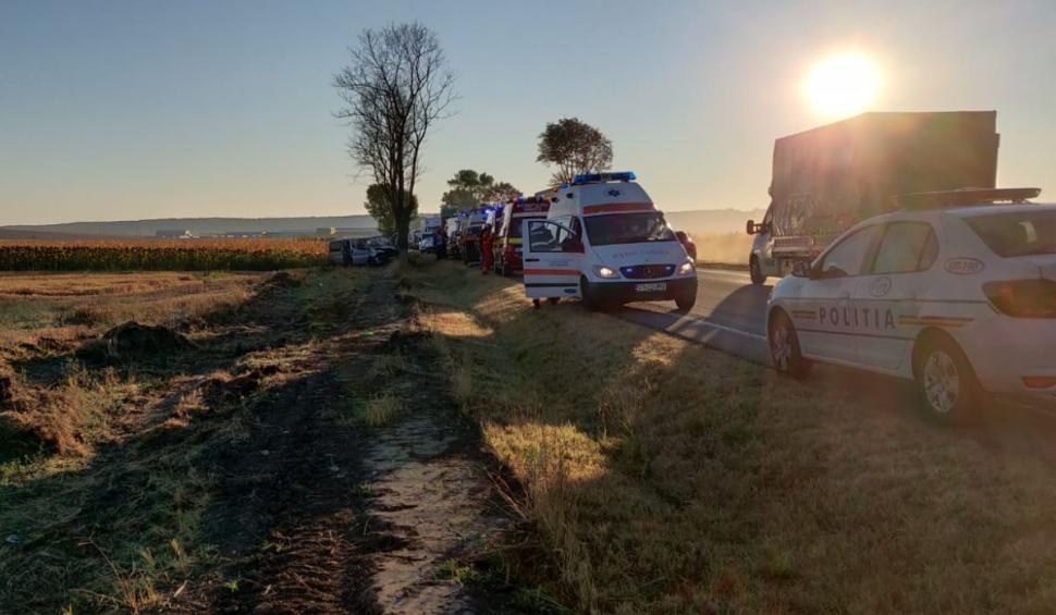 Microbuz cu muncitori distrus într-un copac, accident grav în zona Pădurea Sarului din Olt 724535