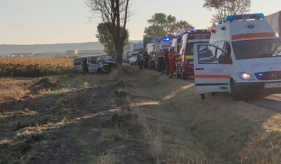 Microbuz cu muncitori distrus într-un copac, accident grav în zona Pădurea Sarului din Olt 724536