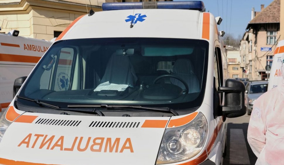 Un român din Italia a încercat să fure o ambulanţă, după ce l-a ameninţat pe şofer cu o sticlă de bere 