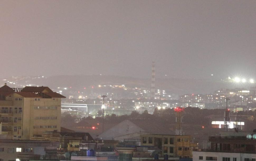 Imagine-document după retragerea SUA din Afganistan: purtătorul de cuvânt al talibanilor, pe aeroportul din Kabul, cu un avion american în spate 724566