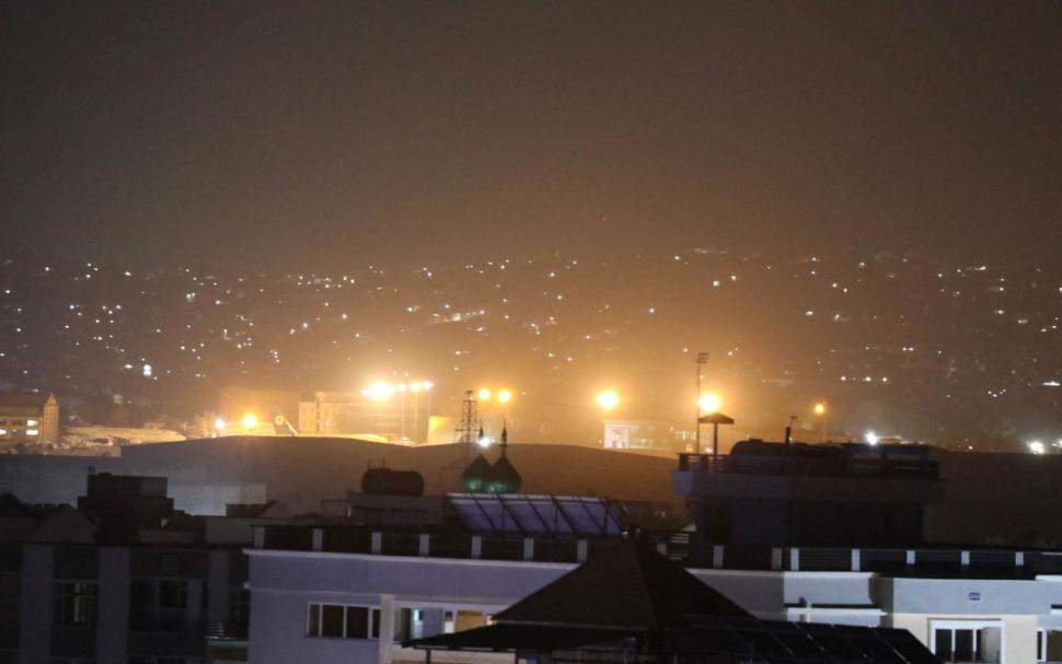 Imagine-document după retragerea SUA din Afganistan: purtătorul de cuvânt al talibanilor, pe aeroportul din Kabul, cu un avion american în spate 724568