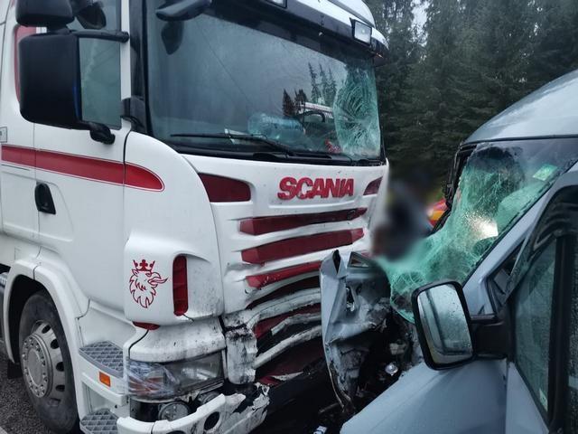 Un microbuz plin cu oameni a intrat pe contrasens şi s-a izbit de un TIR pe DN 17, la Suceava. Cinci persoane, transportate la Urgenţă 724718