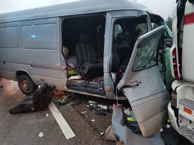 Un microbuz plin cu oameni a intrat pe contrasens şi s-a izbit de un TIR pe DN 17, la Suceava. Cinci persoane, transportate la Urgenţă 724719