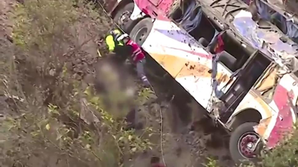 Un autobuz a căzut într-o râpă și s-a făcut bucăți, în Anzii peruvieni. 29 de oameni au murit 724754