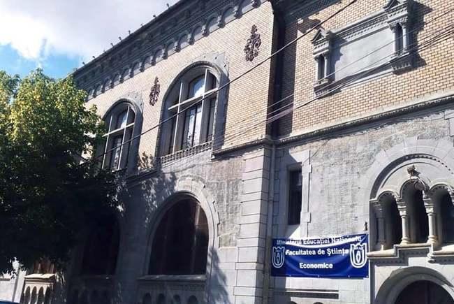 Capsulă a timpului, descoperită în zidul fostei școli evreiești din Arad. Document vechi de peste un secol, scos la lumină 724852