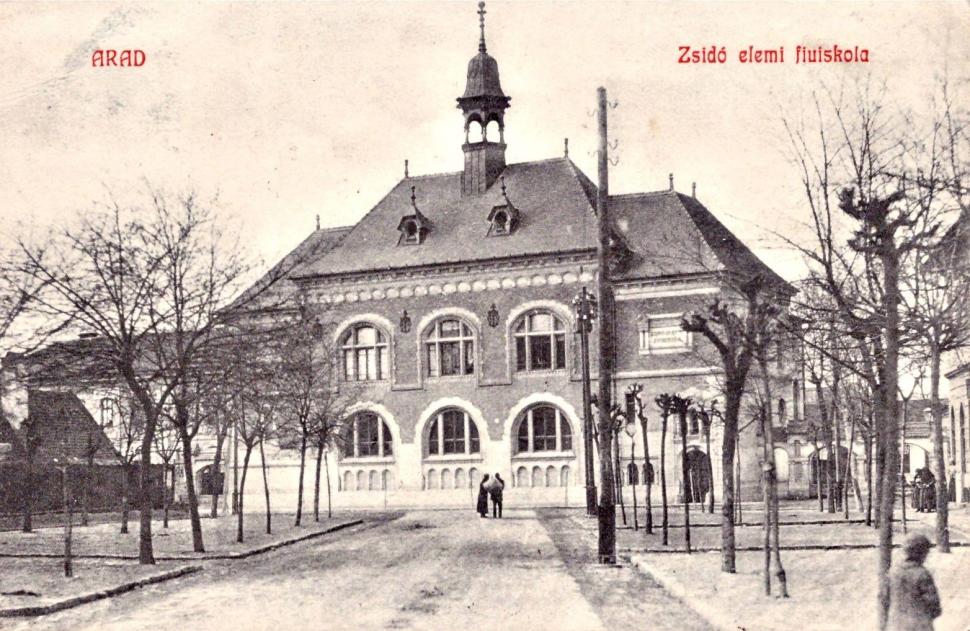 Capsulă a timpului, descoperită în zidul fostei școli evreiești din Arad. Document vechi de peste un secol, scos la lumină 724853