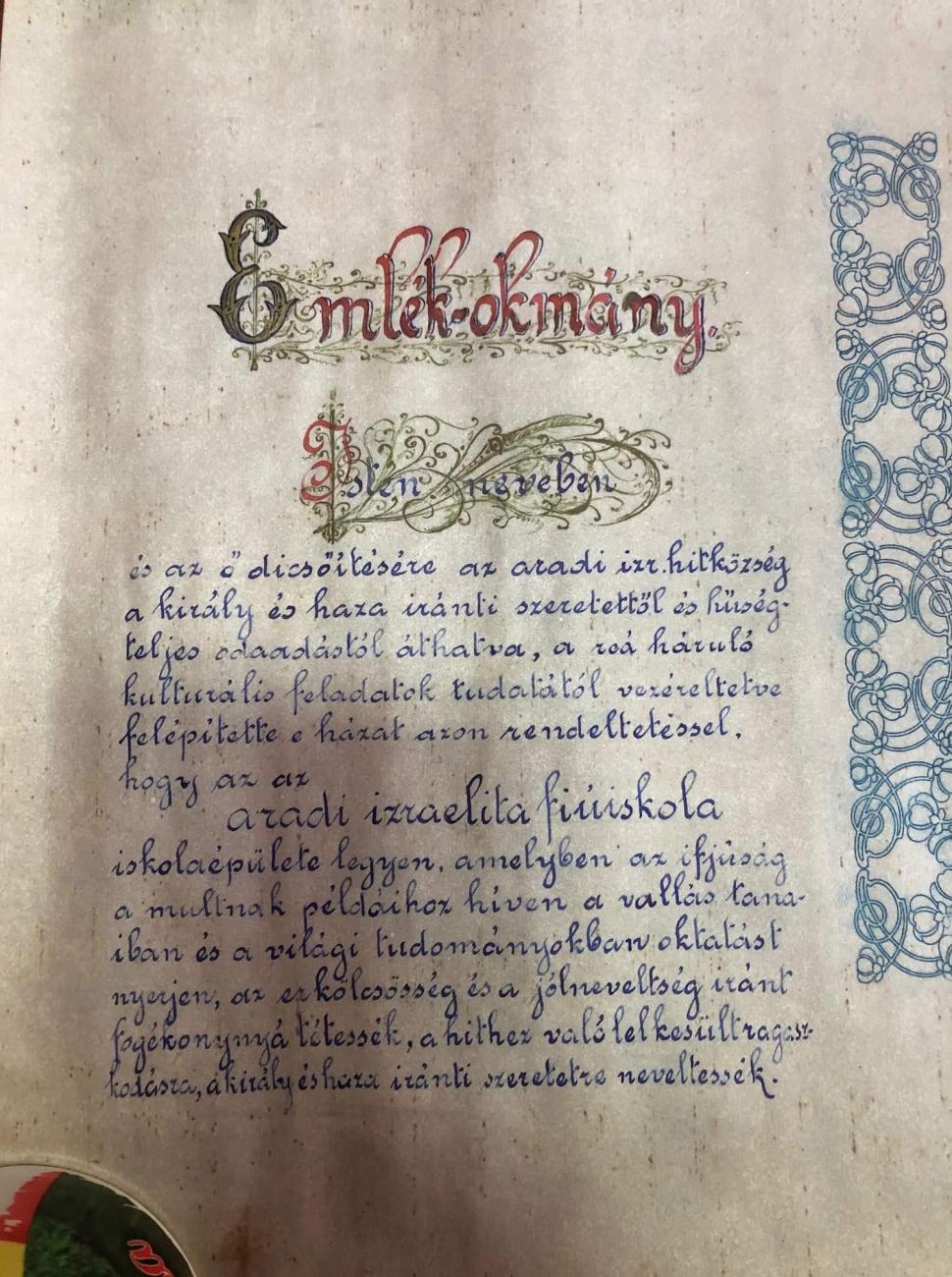 Capsulă a timpului, descoperită în zidul fostei școli evreiești din Arad. Document vechi de peste un secol, scos la lumină 724854