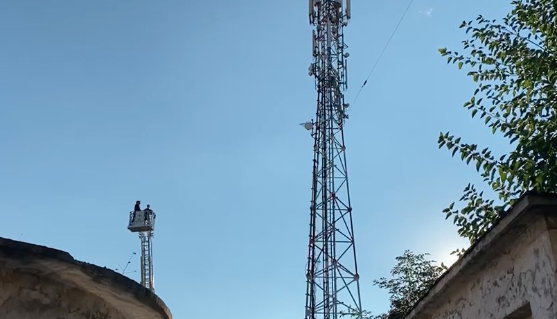 O femeie a stat mai bine de 8 ore pe un stâlp în Târgu Jiu până a fost convinsă să coboare  