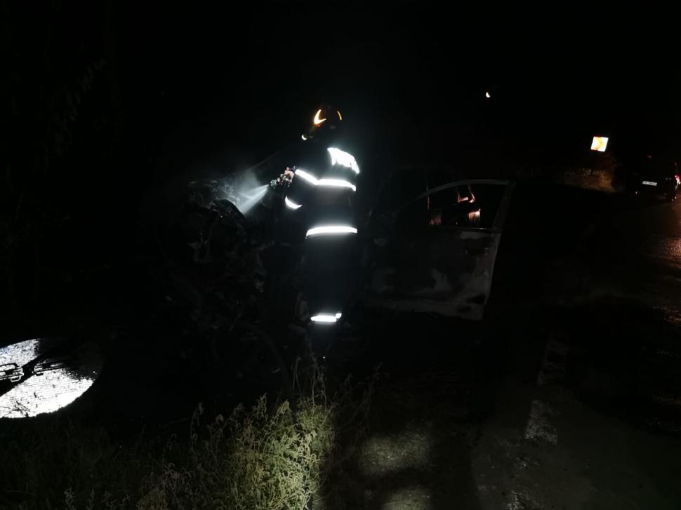 O maşină care a încercat să evite un mistreţ a fost proiectată de un Land Rover într-un pom şi a ars complet 724762