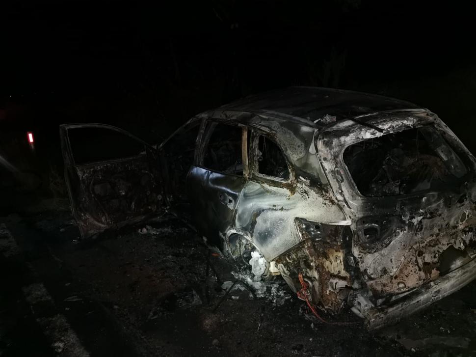 O maşină care a încercat să evite un mistreţ a fost proiectată de un Land Rover într-un pom şi a ars complet 724764