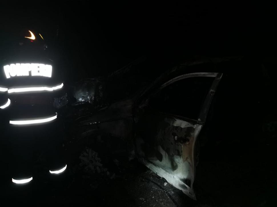 O maşină care a încercat să evite un mistreţ a fost proiectată de un Land Rover într-un pom şi a ars complet 724765