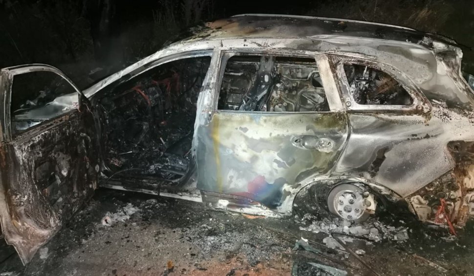 O maşină care a încercat să evite un mistreţ a fost proiectată de un Land Rover într-un pom şi a ars complet