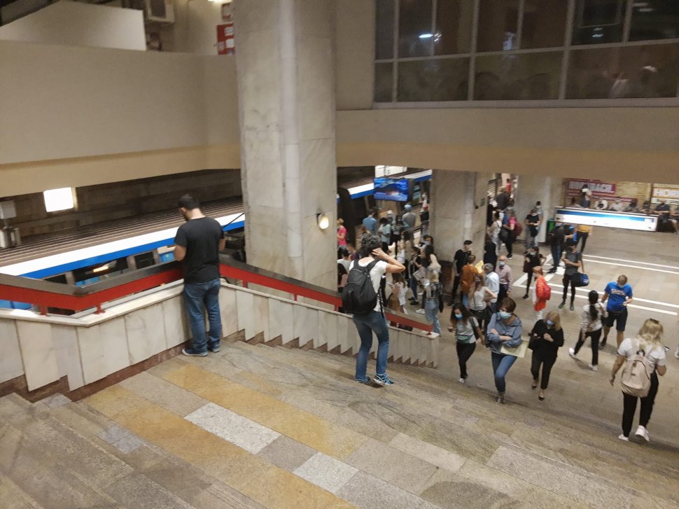 Haos la metrou după ce un tren s-a defectat la stația Piața Romană