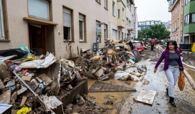 Mii de bancnote ude şi pline de noroi adunate de angajaţii Băncii Federale din Germania pentru a fi curăţate şi spălate după inundaţiile devastatoare 724847