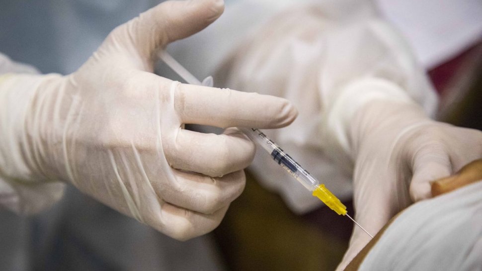 Un pacient vaccinat cu schema completă a murit, după ce s-a infectat cu SARS CoV-2, la Sibiu 