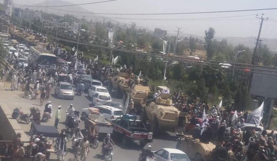 Talibanii, paradă la Kandahar cu armele și mașinile aduse de SUA în Afganistan. Cine îi ajută să redeschidă aeroportul din Kabul