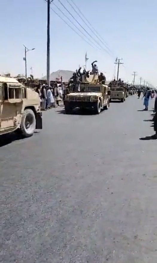 Talibanii, paradă la Kandahar cu armele și mașinile aduse de SUA în Afganistan. Cine îi ajută să redeschidă aeroportul din Kabul 724790