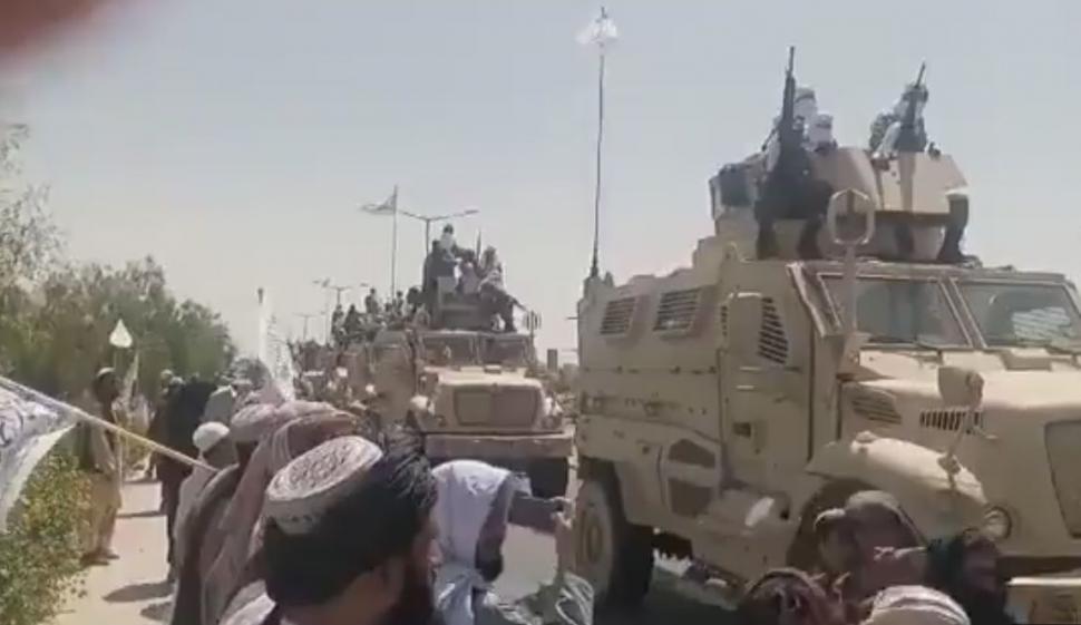 Talibanii, paradă la Kandahar cu armele și mașinile aduse de SUA în Afganistan. Cine îi ajută să redeschidă aeroportul din Kabul 724793