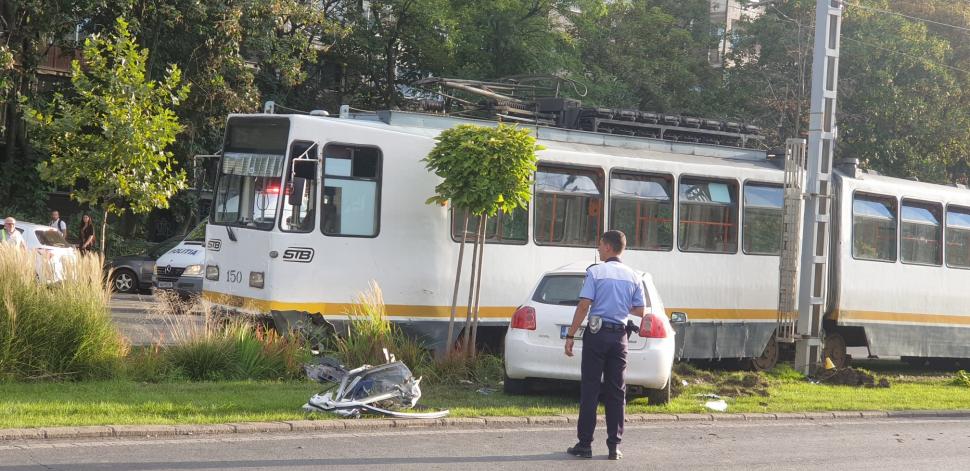 Tramvai deraiat și circulație blocată, după ce o șoferiță a intrat pe șine, în cartierul Militari din Capitală. Pasagerii din mașină, răniți grav 724834