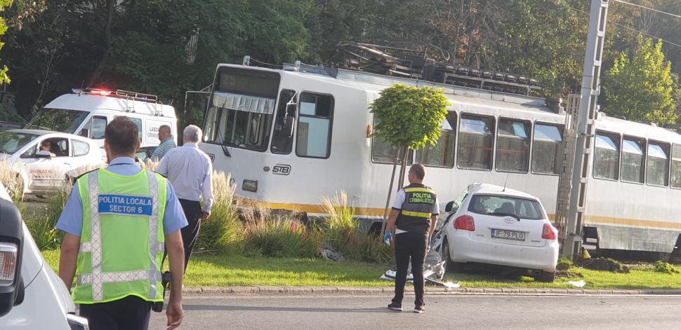 Tramvai deraiat și circulație blocată, după ce o șoferiță a intrat pe șine, în cartierul Militari din Capitală. Pasagerii din mașină, răniți grav 724835