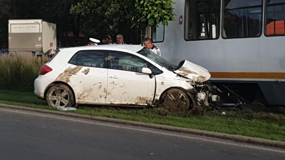 Tramvai deraiat și circulație blocată, după ce o șoferiță a intrat pe șine, în cartierul Militari din Capitală. Pasagerii din mașină, răniți grav 724836