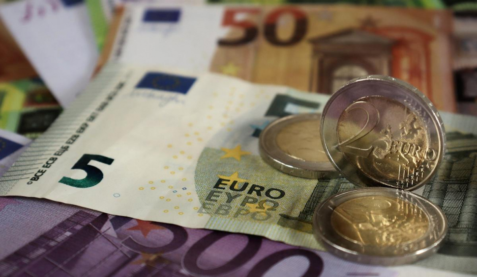 Euro a ajuns la un nou maxim istoric în raport cu leul