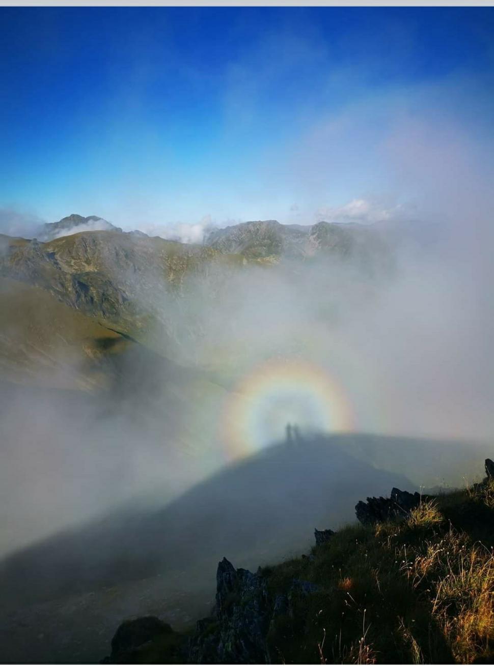 Fenomen rar în munţii Bucegi: imagini cu efectul Gloria sau "omul din nori" 724952
