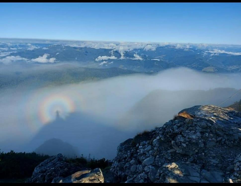 Fenomen rar în munţii Bucegi: imagini cu efectul Gloria sau "omul din nori" 724953