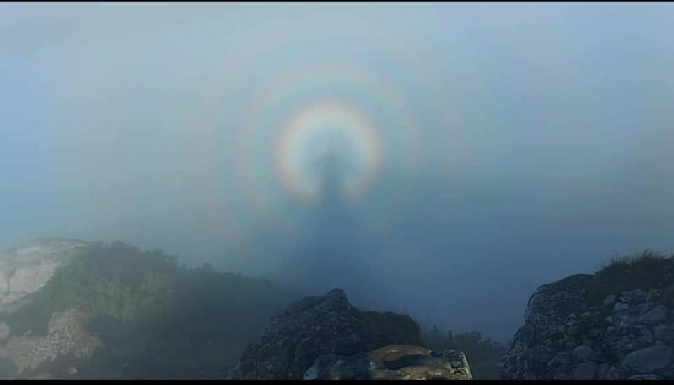 Fenomen rar în munţii Bucegi: imagini cu efectul Gloria sau "omul din nori" 724954