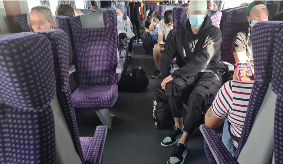 Tren cu zeci de călători blocat în câmp aproape de Buzău. Călători: "CFR ne-a făcut o nouă surpriză" 725026