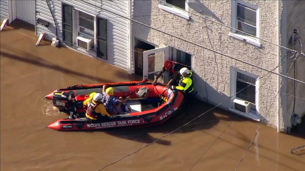 Apa năvălește într-o stație de metrou din New York. Un sinistrat pe saltea pufăie din narghilea, înconjurat de ape 725030