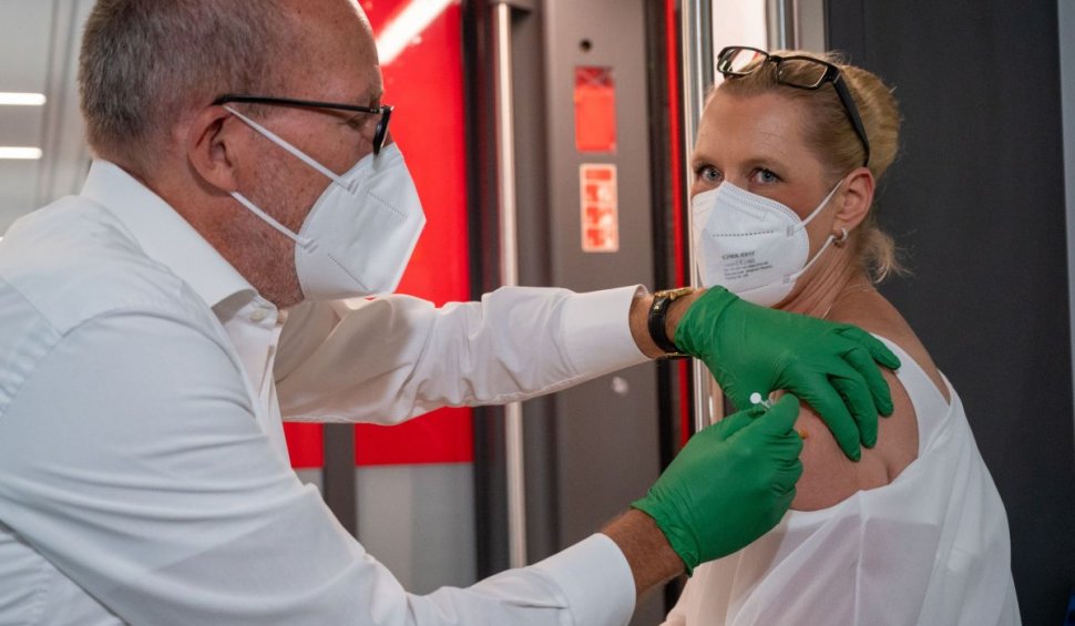Bucureștenii se pot vaccina anti-COVID într-un autobuz. Programul caravanei mobile, valabil până la sfârşitul anului