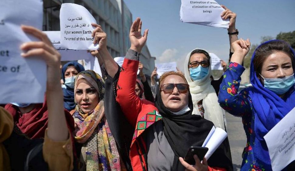 Femei afgane au ieșit la protest în Kabul, în ziua în care talibanii urmează să anunțe noul guvern