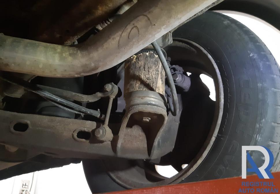 Microbuz de călători cu butuci de lemn în loc de suspensii, la RAR: "Unde poți să legi cu sârmă, e păcat să pui șurub!" 725086