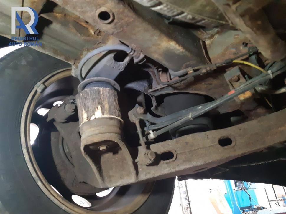 Microbuz de călători cu butuci de lemn în loc de suspensii, la RAR: "Unde poți să legi cu sârmă, e păcat să pui șurub!" 725087