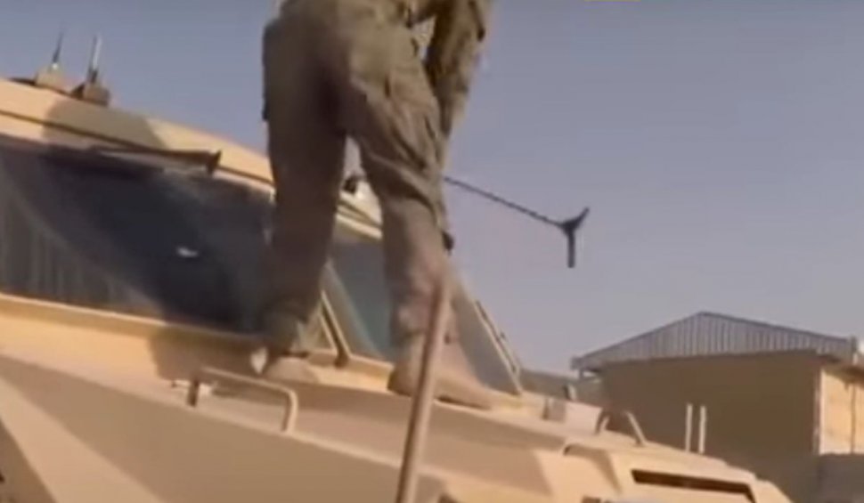 Vehicule americane, "distruse" cu ranga și cu lovituri de picior înainte de a fi abandonate în Afganistan