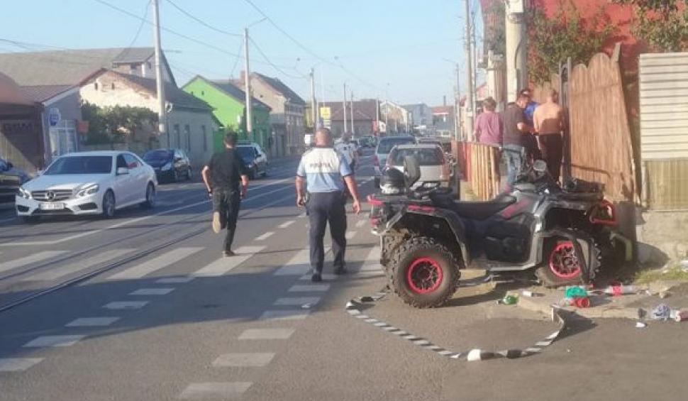 O femeie şi un copil au fost loviţi de un ATV pe o trecere de pietoni din Arad. Şoferul a fugit de la locul accidentului 725335