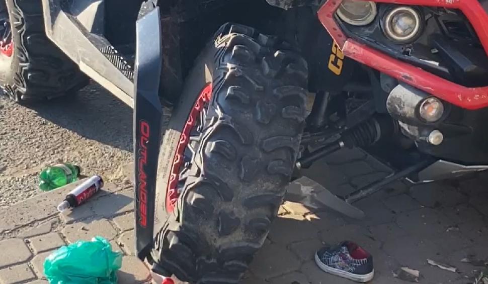 O femeie şi un copil au fost loviţi de un ATV pe o trecere de pietoni din Arad. Şoferul a fugit de la locul accidentului 725337