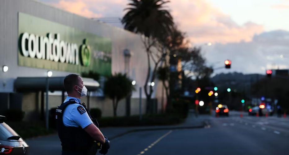 Acesta este adeptul ISIS care a înjunghiat 7 persoane la Auckland. La momentul atacului, polițiștii așteptau liniștiți să iasă din magazin 725291