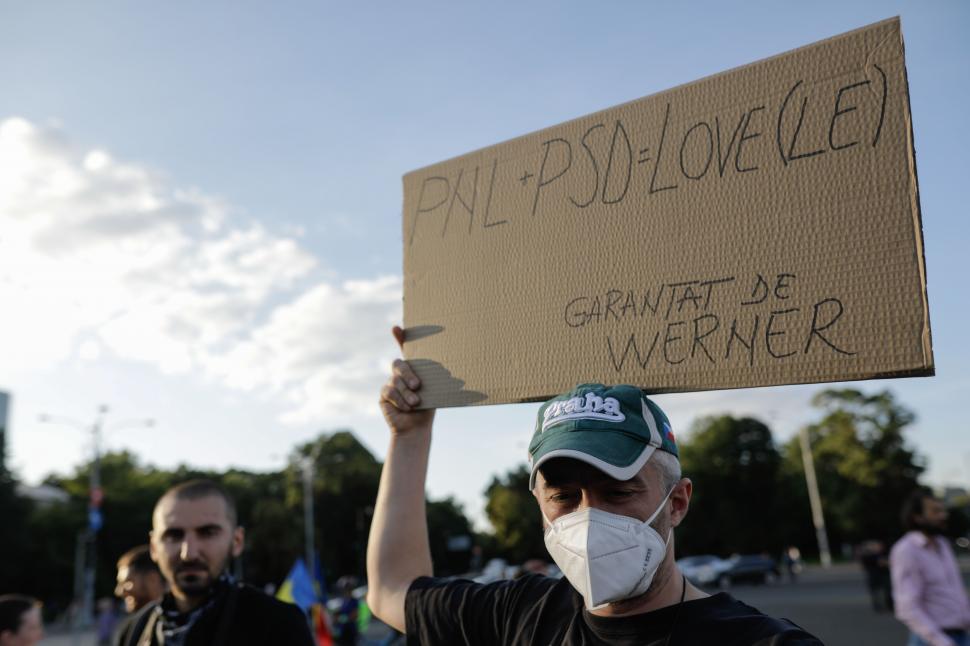 Protest la Guvern. Oamenii cer demisia premierului, după ce Cîţu l-a demis pe ministrul Justiţiei 725324
