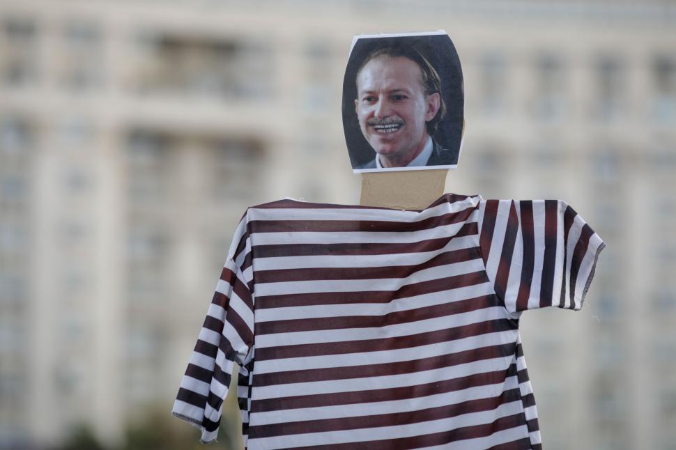 Protest la Guvern. Oamenii cer demisia premierului, după ce Cîţu l-a demis pe ministrul Justiţiei 725326