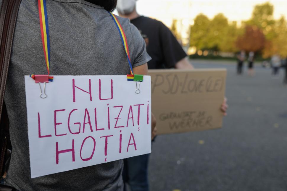Protest la Guvern. Oamenii cer demisia premierului, după ce Cîţu l-a demis pe ministrul Justiţiei 725327