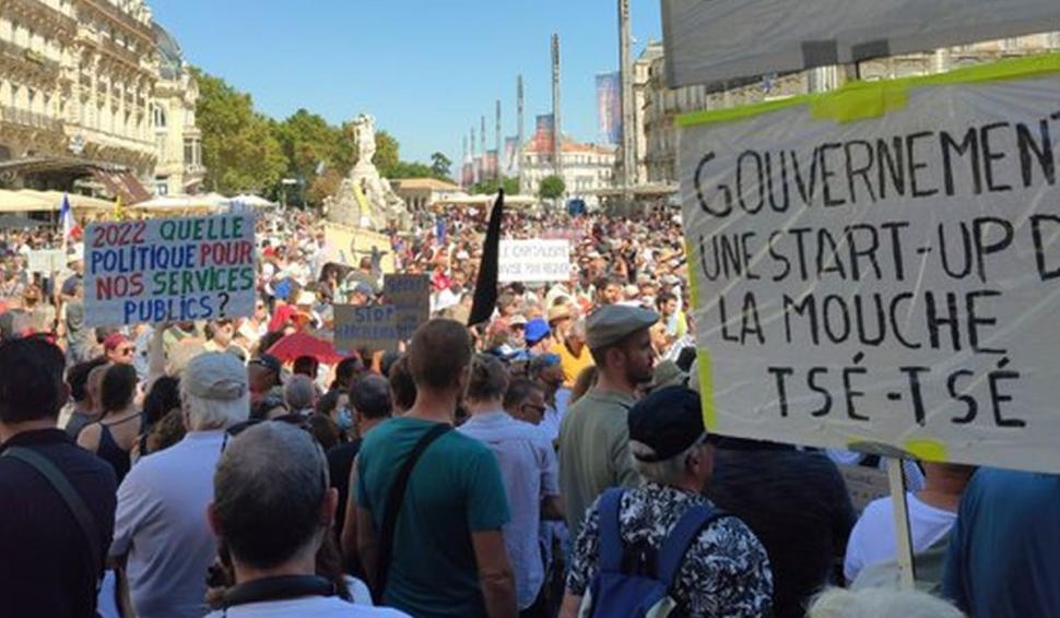 Furie anti-vaccin în Franța. Protestatarii au forțat intrarea în centrul comercial Chatelet din Paris 725314