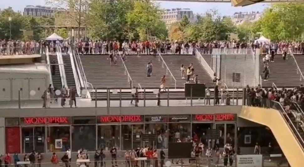 Furie anti-vaccin în Franța. Protestatarii au forțat intrarea în centrul comercial Chatelet din Paris 725315