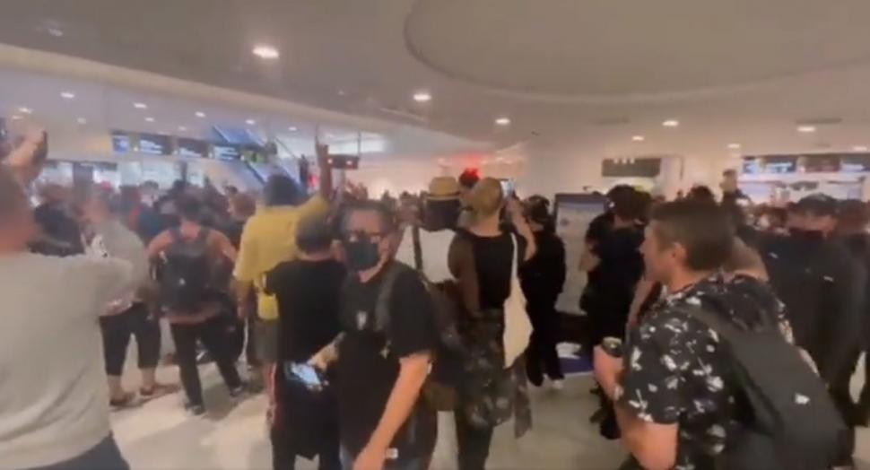 Furie anti-vaccin în Franța. Protestatarii au forțat intrarea în centrul comercial Chatelet din Paris 725316