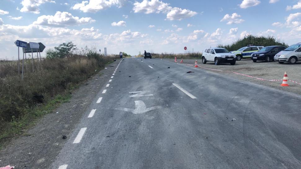 O motocicletă s-a izbit de o maşină pe drumul spre Arad şi a fost proiectată într-un alt autoturism care a luat foc 725422